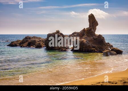 Vue sur les rochers de Cala CAN Cristus sur le chemin côtier de St Antoni Calonge à Playa Aro. Costa Brava, Catalogne, Espagne Banque D'Images