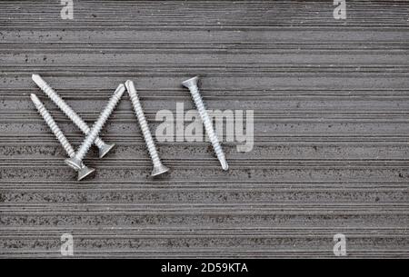 Gros plan de la terrasse composite avec des vis Banque D'Images