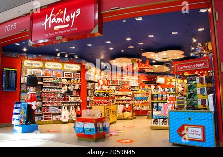 Hamleys magasin de jouets dans le centre commercial côté vol à Londres Stansted aéroport Essex Angleterre Royaume-Uni dépourvu de clients Banque D'Images