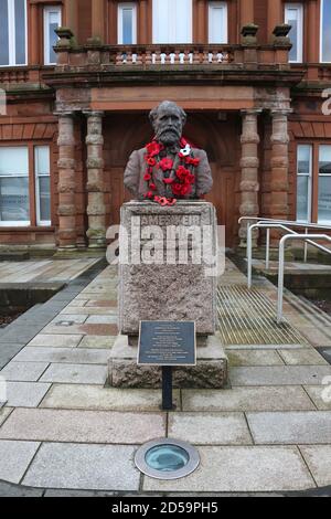 Scotland, Ayrshire,Cumnock , James Kier Hardie buste avec des coquelicots.James Keir Hardie était un syndicaliste et un politicien britannique. Il a été l'un des fondateurs du Parti travailliste et a été son premier leader parlementaire de 1906 à 1908. Hardie est né à Newhouse, dans le Lanarkshire. Il a commencé à travailler à l'âge de sept ans, et à partir de 10 ans, il a travaillé dans les mines de charbon du Lanarkshire.leader britannique du travail, d'abord pour représenter l'ouvrier au Parlement comme indépendant Banque D'Images