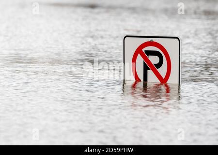 Un panneau pas de parking dans l'eau. L'eau recouvre complètement le panneau et couvre partiellement le panneau. Vue en gros plan. Banque D'Images