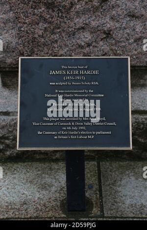 Scotland, Ayrshire,Cumnock , James Kier Hardie buste avec des coquelicots.James Keir Hardie était un syndicaliste et un politicien britannique. Il a été l'un des fondateurs du Parti travailliste et a été son premier leader parlementaire de 1906 à 1908. Hardie est né à Newhouse, dans le Lanarkshire. Il a commencé à travailler à l'âge de sept ans, et à partir de 10 ans, il a travaillé dans les mines de charbon du Lanarkshire.leader britannique du travail, d'abord pour représenter l'ouvrier au Parlement comme indépendant Banque D'Images