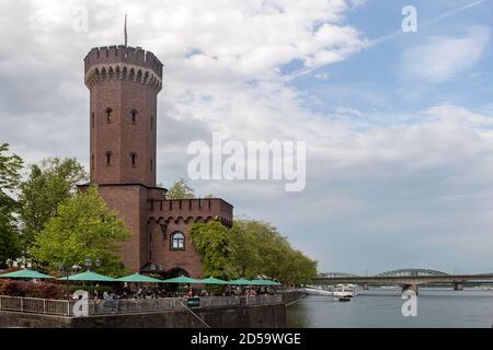 La Tour Malakoff (Malakoffturm allemand) à la banque du Rhin dans la ville de Cologne, Allemagne Banque D'Images