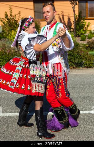 Danse de la polka Un couple dansant en robe traditionnelle folklore tchèque Moravie du Sud danseurs de la République tchèque Banque D'Images