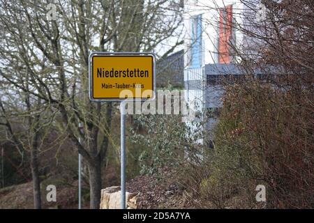 Panneau de signalisation jaune avec noms de ville locaux. Niederstetten dans le Bade-Wurtemberg, Allemagne. Banque D'Images