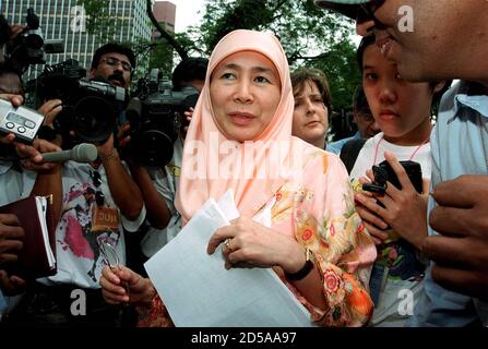 WAN Azizah WAN Ismail, épouse du ministre malaisien des finances renvoyé Anwar Ibrahim, s'entretient avec les médias devant la haute Cour à Kuala Lumpur en janvier 6. Anwar a déclaré mercredi qu'il avait été choqué que la police n'ait pas terminé une enquête sur les blessures qu'il avait subies en détention il y a plus de trois mois. BM/TAN/CLH/