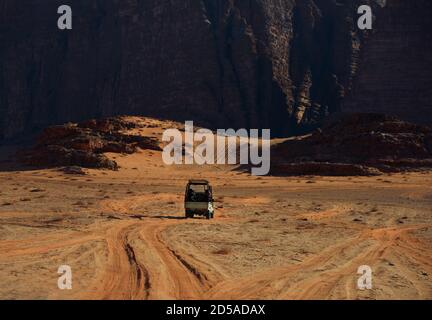 Wadi Rum, Jordanie, 10 décembre 2018 : véhicule tout-terrain pour les excursions safaris à travers les montagnes rouges du canyon du désert de Wadi Rum en Jordanie. Wadi Rum également Banque D'Images