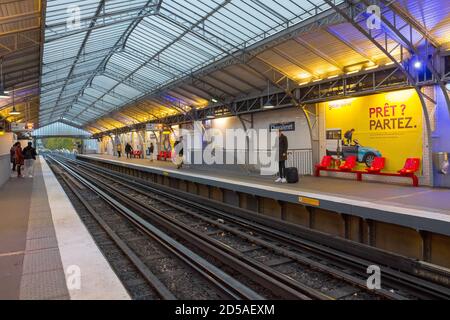 Métro, ligne 6 (arrêt Chevaleret), Paris, France. Belle photo de ce quai de métro extérieur dans la capitale française. Les gens vont travailler. Banque D'Images