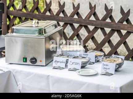 Grand barbecue grill et fumeur avec sauces barbecue viande bbq nourriture de fête jardin extérieur. Banque D'Images