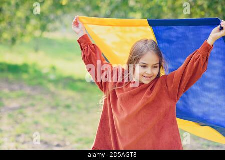 De Gros plan sur l'arbre de Noël décoré, floue et pétillant conte de fond clair. Bonnes vacances. Bonne Année et cartes de vœux de Noël. Copyspace Banque D'Images