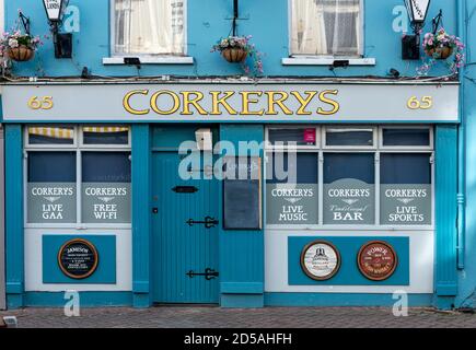 Killarney boutiques bars restaurants Corkerys Bar irlandais typique sur High Street dans le comté de Killarney Kerry Irlande Banque D'Images