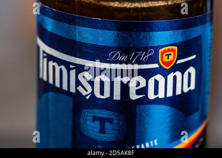 Bière Timisoreana roumaine isolée, gros plan sur le détail d'une bouteille de bière en verre. Bucarest, Roumanie, 2020 Banque D'Images