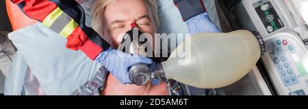 En-tête de site Web de l'ambulancier faisant la réanimation cardiopulmonaire à un patient malade en ambulance Banque D'Images