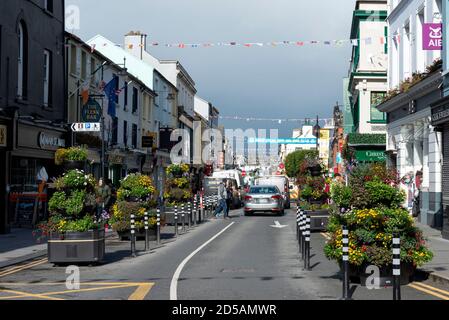 Killarney main Street redessinée avec de grands pots de fleurs comme la ville a un nouveau look en 2020 à Killarney, comté de Kerry, Irlande Banque D'Images