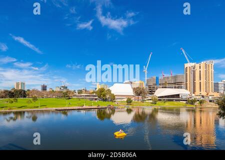 Adélaïde, Australie - 4 août 2019 : vue sur le centre d'affaires d'Adélaïde, vue sur Riverbank le jour Banque D'Images