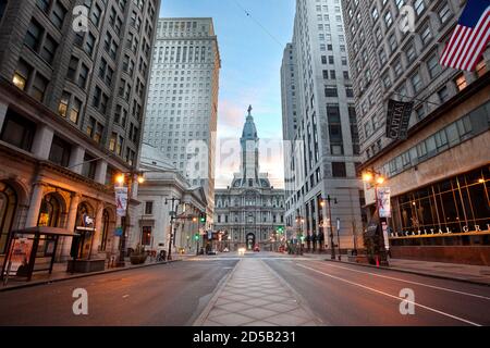 Downtown, Philadelphie, Pennsylvanie, États-Unis - Hôtel de ville et Broad Street vide tôt le matin. Banque D'Images