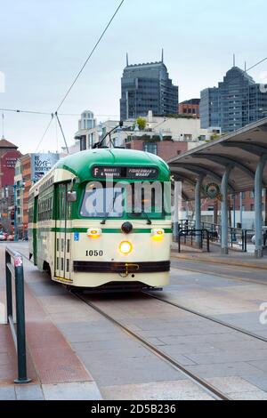 San Francisco, Californie, États-Unis - voiture de rue à l'Embarcadero. Banque D'Images