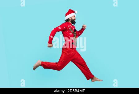 Pleine photo de l'homme de course joyeux prêt à célébrer les vacances d'hiver, les vacances d'hiver. Banque D'Images