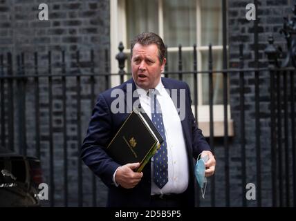 Londres, Royaume-Uni. 13 octobre 2020. Mark Spencer, secrétaire parlementaire du Trésor (whip en chef), revient de la réunion du Cabinet. Crédit : Mark Thomas/Alay Live News Banque D'Images