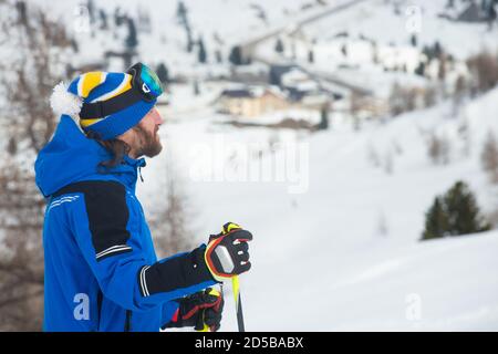 Gros plan portrait d'homme skieur en chapeau et masque de ski masque regardant la chaîne de montagnes Col Gallina Cortina d'Ampezzo Dolomites Banque D'Images