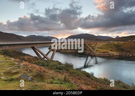 Le pont de Kylesku sur la route touristique de la côte nord 500 qui s'étend sur le Loch de la mer de Caolas Cumhann, Sutherland, NW Highlands d'Écosse, Royaume-Uni Banque D'Images