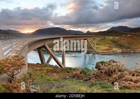 Le pont de Kylesku sur la route touristique de la côte nord 500 qui s'étend sur le Loch de la mer de Caolas Cumhann, Sutherland, NW Highlands d'Écosse, Royaume-Uni Banque D'Images