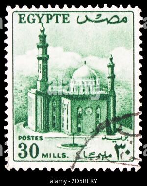 MOSCOU, RUSSIE - 28 SEPTEMBRE 2020: Timbre-poste imprimé en Égypte montre la mosquée du Sultan Hussein, la série de la mosquée du soldat travailleur, vers 1953 Banque D'Images