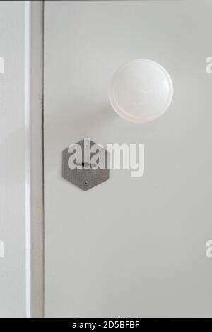 Porte en bois blanc fermée avec serrure et poignée. Banque D'Images