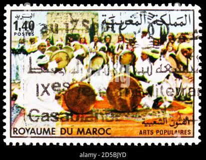 MOSCOU, RUSSIE - 28 SEPTEMBRE 2020 : timbre-poste imprimé au Maroc montre des arts populaires, série du Festival du folklore, vers 1983 Banque D'Images