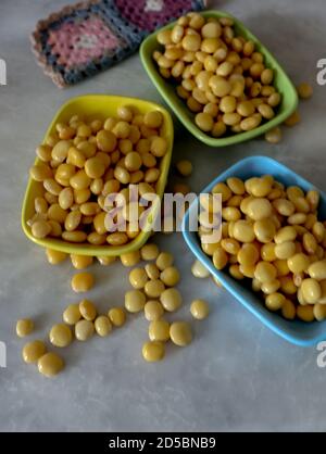 Les lupins salés (Termiye) cuisent sur un fond de marbre. Les biscuits de dinde traditionnels de Konya. Banque D'Images