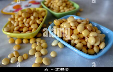 Les lupins salés (Termiye) cuisent sur un fond de marbre. Les biscuits de dinde traditionnels de Konya. Banque D'Images