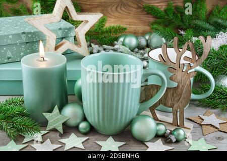 Décoration de Noël et deux tasses sur table en bois Banque D'Images