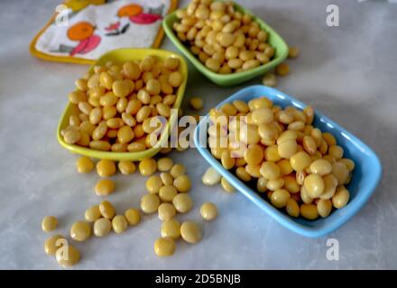 Les lupins salés (Termiye) cuisent sur un fond de marbre. Les biscuits de dinde traditionnels de Konya. Banque D'Images