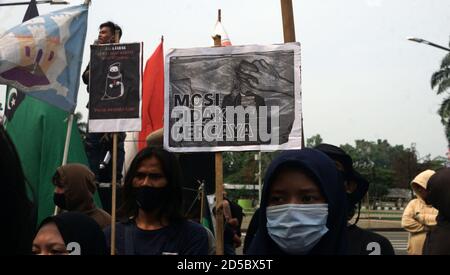 Tangerang, Indonésie. 12 octobre 2020. Les étudiants ont organisé une manifestation contre l'Omnibus Law Cipta Kerja devant le bâtiment du gouvernement de la ville de Tangerang. (Photo de Fajrin Raharjo/Pacific Press) Credit: Pacific Press Media production Corp./Alay Live News Banque D'Images