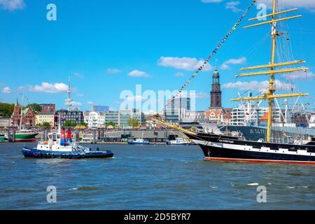 Deutschland, Hansestadt Hamburg, Hamburger Hafengeburtstag 2019, Parade auf der Elbe. Blick auf den Michel. Banque D'Images