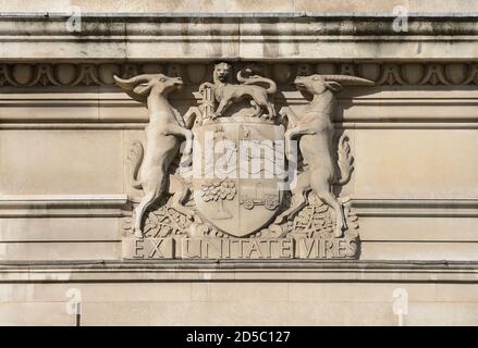 Londres, Angleterre, Royaume-Uni. Anciens armoiries sud-africaines sur la façade de Trafalgar Square du Haut-commissariat sud-africain. Devise latine: Ex Unitate... Banque D'Images