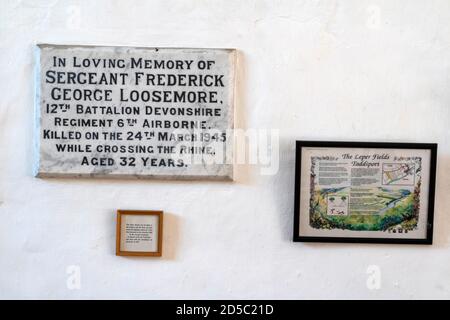 Vue intérieure d'une plaque commémorative et détail des champs historiques des Leper sur l'entrée du mur de la chapelle Sainte Marie-Madeleine, dans le canton. Banque D'Images