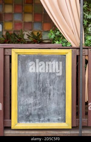 Panneau sur la rue. Vider le support du tableau de menus. Tableau d'affichage du tableau de surveillance des trottoirs du restaurant. Tableau noir près d'un café extérieur avec espace de copie pour le texte Banque D'Images