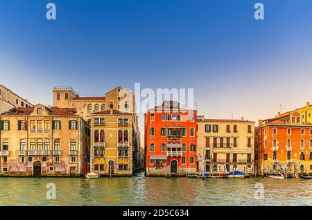 Rangée de bâtiments de style baroque palais sur la voie navigable du Grand Canal dans le centre historique de Venise San Marco Sestiere, coucher de soleil vue en soirée, région de Vénétie, Italie du Nord Banque D'Images