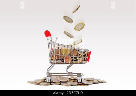 Panier avec pièces en euros - concept de shopping et économie Banque D'Images