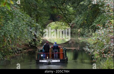 Un bateau sur le canal est conduit le long du canal de Basingstoke, près de Dogmersfield, dans le Hampshire. Banque D'Images