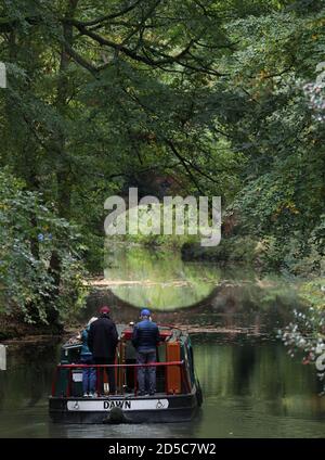 Un bateau sur le canal est conduit le long du canal de Basingstoke, près de Dogmersfield, dans le Hampshire. Banque D'Images