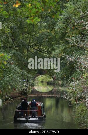 Un bateau sur le canal est conduit le long du canal de Basingstoke, près de Dogmersfield, dans le Hampshire. Banque D'Images