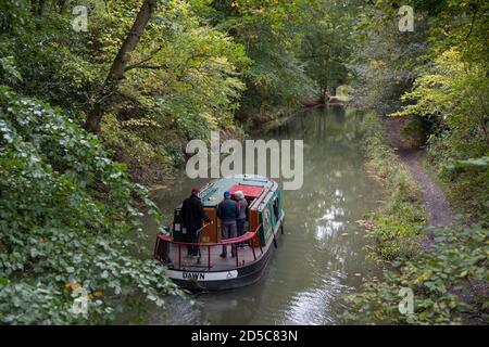 Un bateau sur le canal est conduit le long du canal de Basingstoke, près de Dogmersfield, dans le Hampshire. Banque D'Images