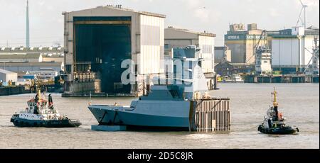 Hambourg, Allemagne. 13 octobre 2020. Le parecastle du 7e bateau de la classe K130 de la corvette (également appelé classe Braunschweig après le navire type), construit au chantier naval de Lürssen à Brême, navigue sur l'Elbe, déplacé par deux remorqueurs, en direction du chantier naval de Blohm Voss. Credit: Markus Scholz/dpa/Alay Live News Banque D'Images