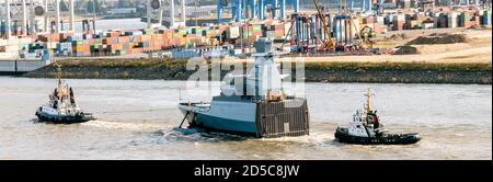 Hambourg, Allemagne. 13 octobre 2020. Le parecastle du 7e bateau de la classe K130 de la corvette (également appelé classe Braunschweig après le navire type), construit au chantier naval de Lürssen à Brême, navigue sur l'Elbe, déplacé par deux remorqueurs, en direction du chantier naval de Blohm Voss. Credit: Markus Scholz/dpa/Alay Live News Banque D'Images