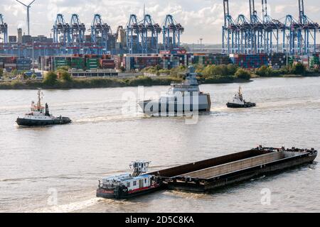 Hambourg, Allemagne. 13 octobre 2020. Le parecastle du 7e bateau de la classe K130 de la corvette (également appelé classe Braunschweig après le navire type), construit au chantier naval de Lürssen à Brême, navigue sur l'Elbe, déplacé par deux remorqueurs, en direction du chantier naval de Blohm Voss. Credit: Markus Scholz/dpa/Alay Live News Banque D'Images