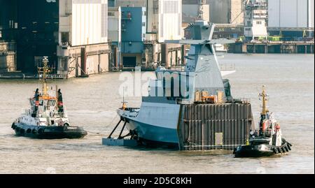 Hambourg, Allemagne. 13 octobre 2020. Le parecastle du 7e bateau de la classe K130 de la corvette (également appelé classe Braunschweig après le navire type), construit au chantier naval de Lürssen à Brême, navigue sur l'Elbe, déplacé par deux remorqueurs, en direction du chantier naval de Blohm Voss. Credit: Markus Scholz/dpa/Alay Live News Banque D'Images