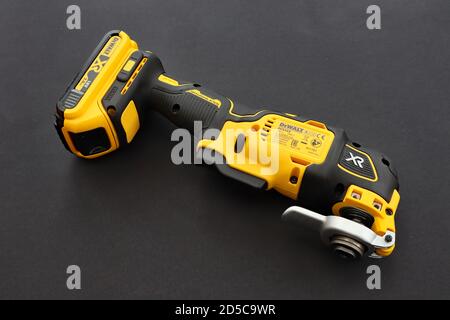 OTTERY ST MARY, DEVON - 6 FÉVRIER 2020 : DeWalt Cordless Multi Tool sur fond noir. Banque D'Images