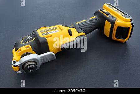 OTTERY ST MARY, DEVON - 6 FÉVRIER 2020 : DeWalt Cordless Multi Tool sur fond noir. Banque D'Images